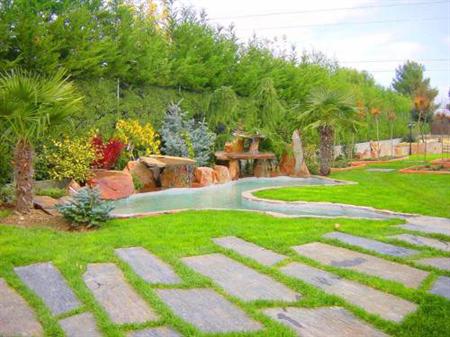 camino-jardin-ancho-madera-PiscinasyJardines.jpg