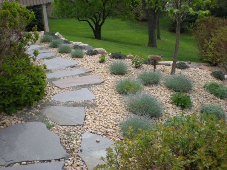 camino-jardin-trasero-piedras-grandes.jpg