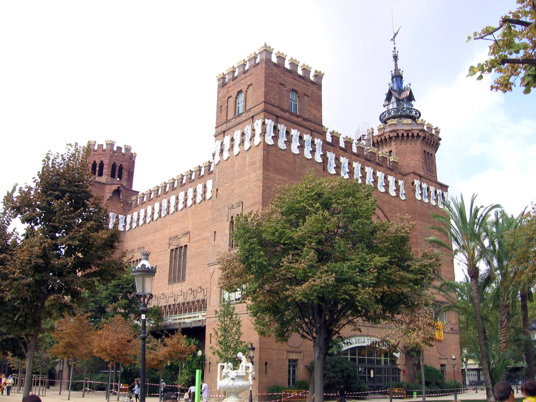 Castell_Tres_Dragons.jpg