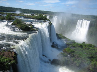 cataratas_del_iguazu_caida.jpg
