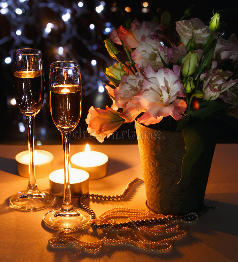 cena-rom%C3%A1ntica-con-el-ramo-de-flores-de-velas-y-de-vidrios-del-champ%C3%A1n-67792283.jpg