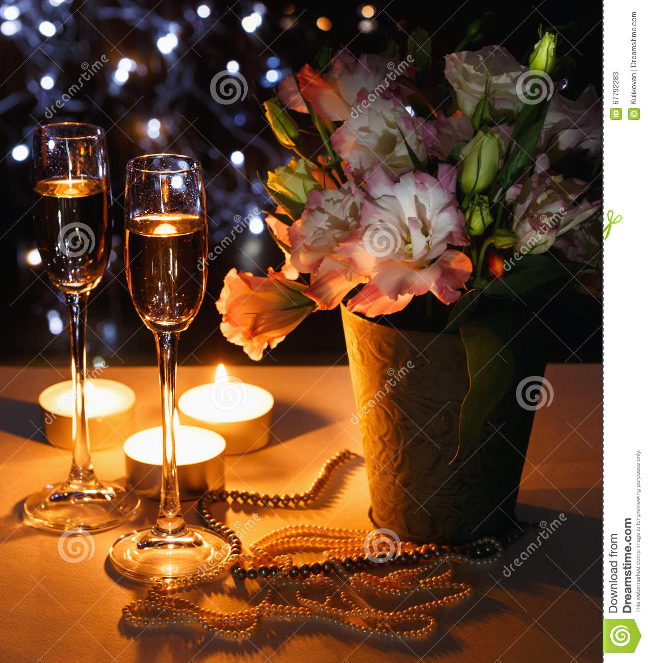 cena-rom%C3%A1ntica-con-el-ramo-de-flores-de-velas-y-de-vidrios-del-champ%C3%A1n-67792283.jpg