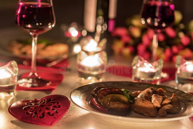 cena-rom%C3%A1ntica-para-dos-con-el-vino-velas-flores-109187636.jpg