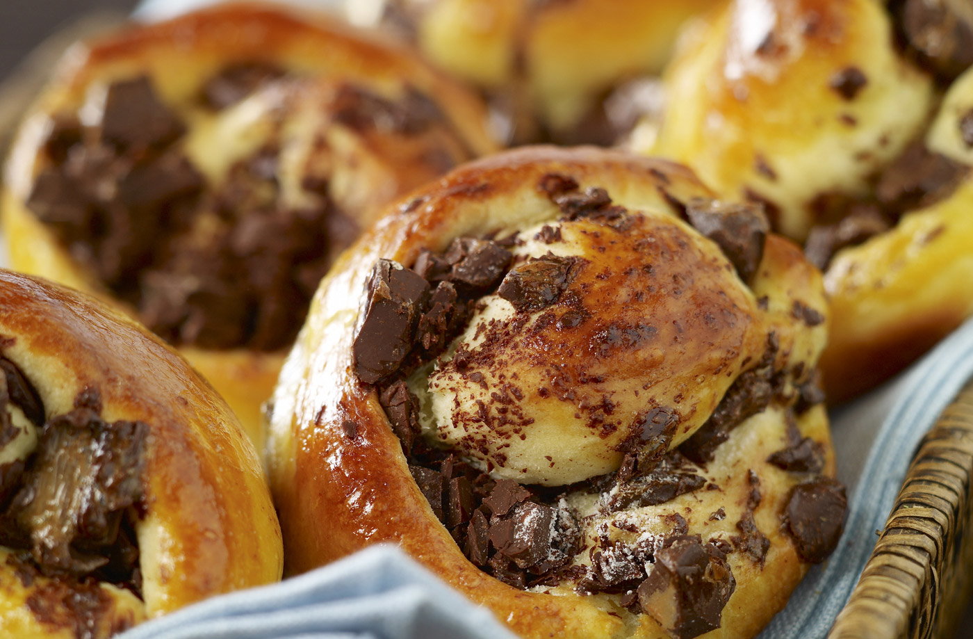 chocolate-brioche-buns-l-837f8b0d-6be5-4680-b774-110992036a19-0-1400x919.jpg