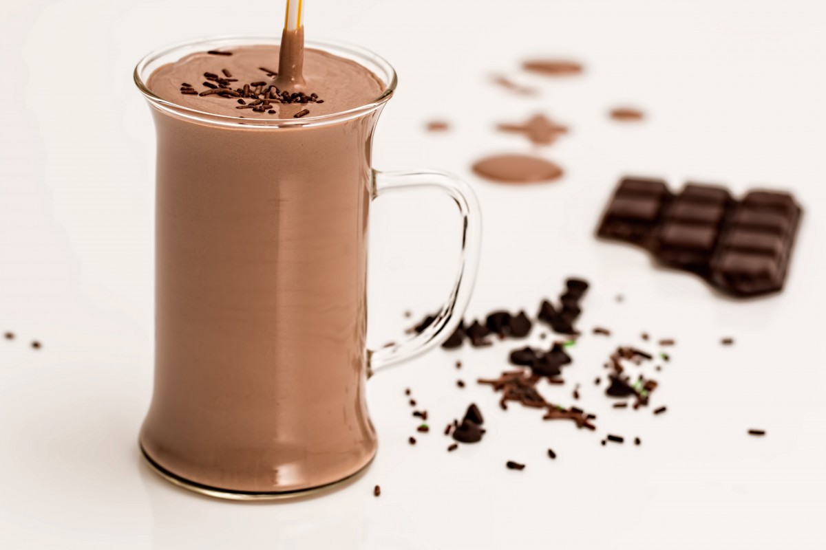 chocolate_smoothie_milkshake_refreshing_drink_beverage_refreshment_cold_milk-673162.jpg