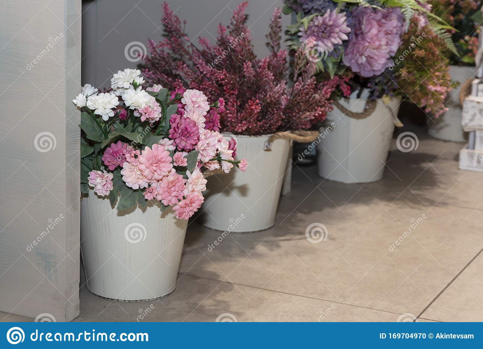 ci%C3%B3n-de-vacaciones-hermosas-los-blancos-el-suelo-un-taller-florister%C3%ADa-las-e-169704970.jpg