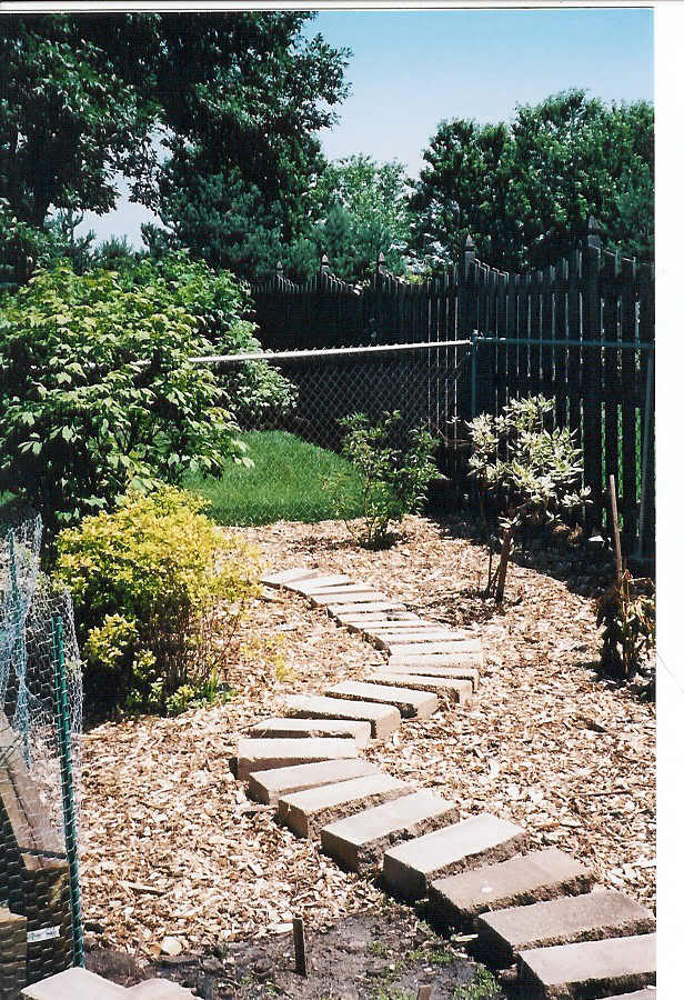 Close-upGardenpath2.jpg