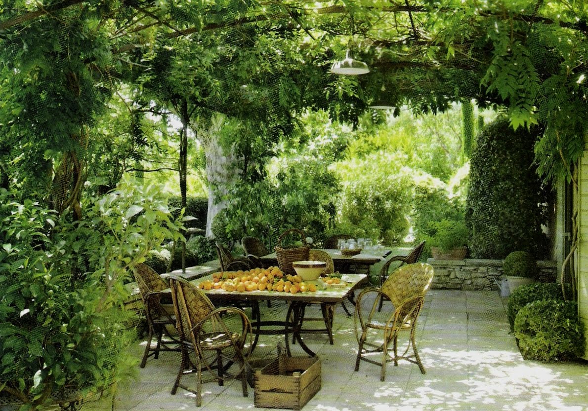 cote-sud-aout-sept-2006-pergola-dining1.jpg