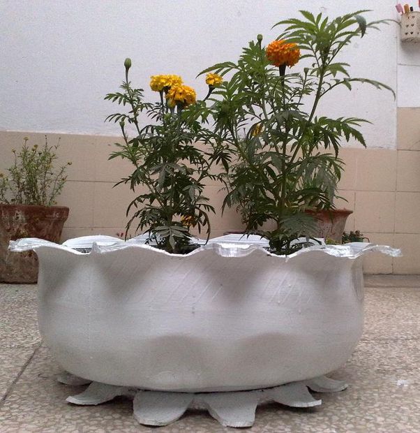 Creative-Plant-Pot-with-Car-Tires.jpg
