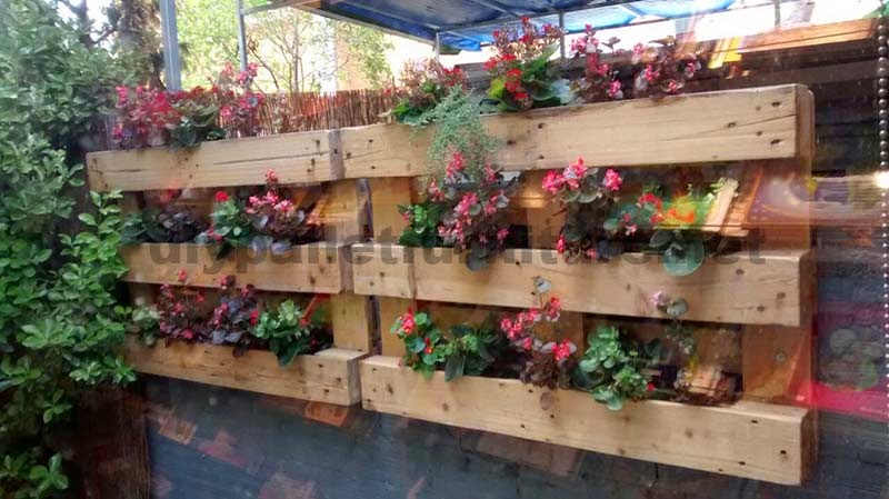 Decoracio%CC%81n%2Bde%2Bun%2Bpatio%2Binterior%2Bcon%2Bpalets%2B2.jpg