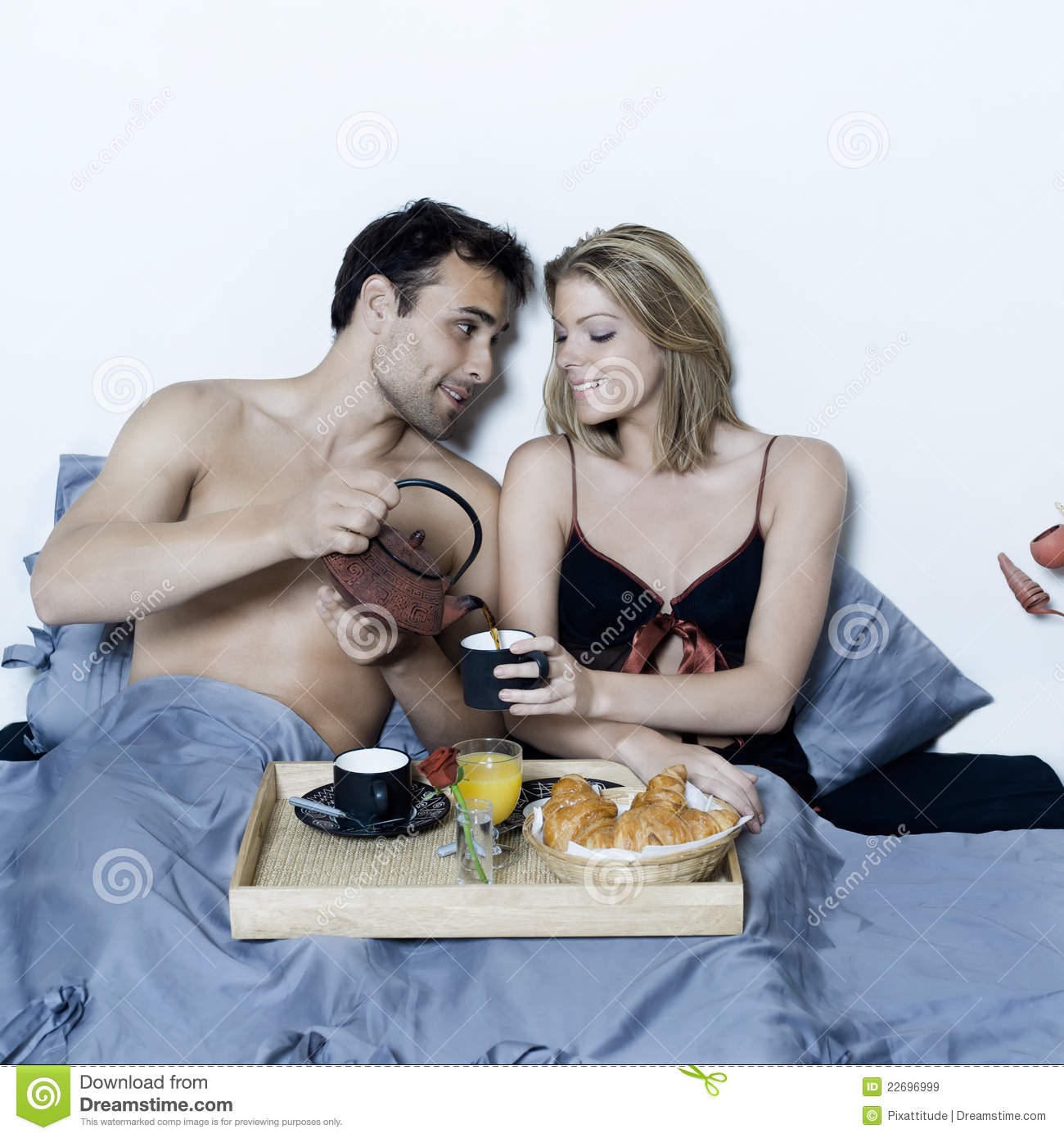 desayuno-rom%C3%A1ntico-en-cama-22696999.jpg