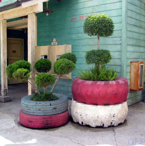 diy-outdoor-planters-of-recycled-tires-1.jpg