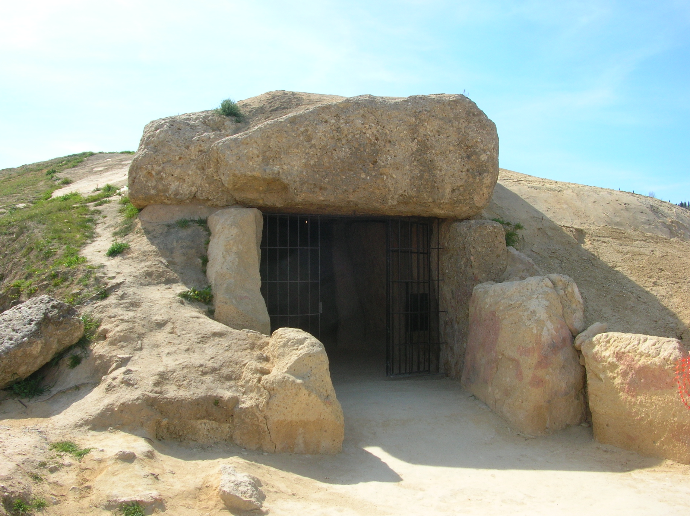 Dolmen_de_Menga_Antequera.JPG