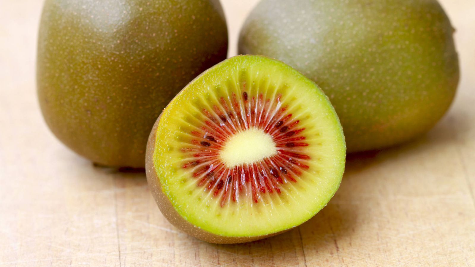 el-kiwi-rojo-maxima-expectacion-ante-la-inminente-llegada-de-esta-variedad.jpg