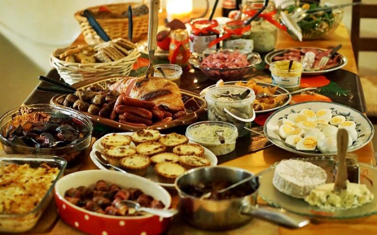 -el-origen-de-las-copiosas-cenas-de-navidad-podria-estar-en-los-cuentos-992x558@LaVanguardia-Web.jpg