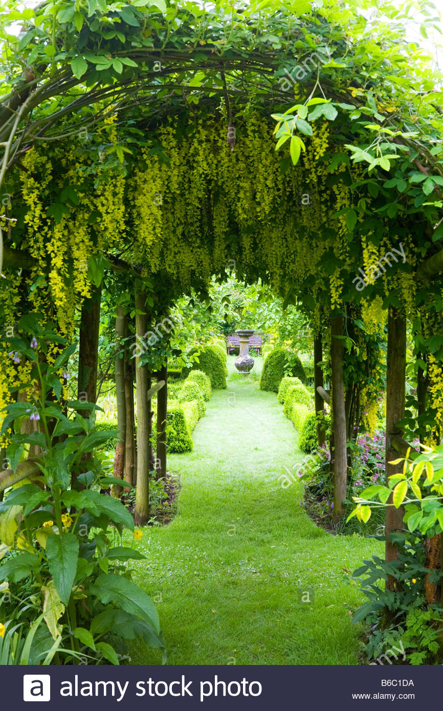 ershire-reino-unido-sir-michael-y-lady-angus-vista-a-traves-de-sundial-con-tunel-laburnum-b6c1da.jpg