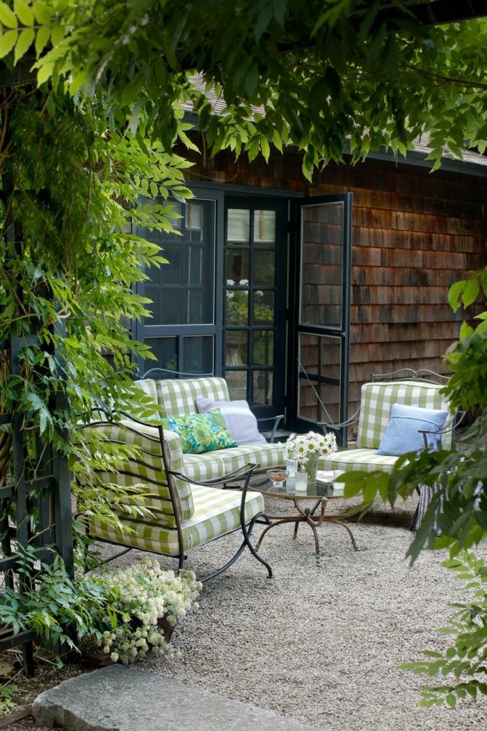 es-rusticos-patio-pavimento-muebles-modernos-colchonetas-en-verde-y-blanco-muchas-plantas-verdes.jpg