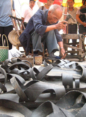 Fabricant-de-sandales-en-pneus---Chine.jpg