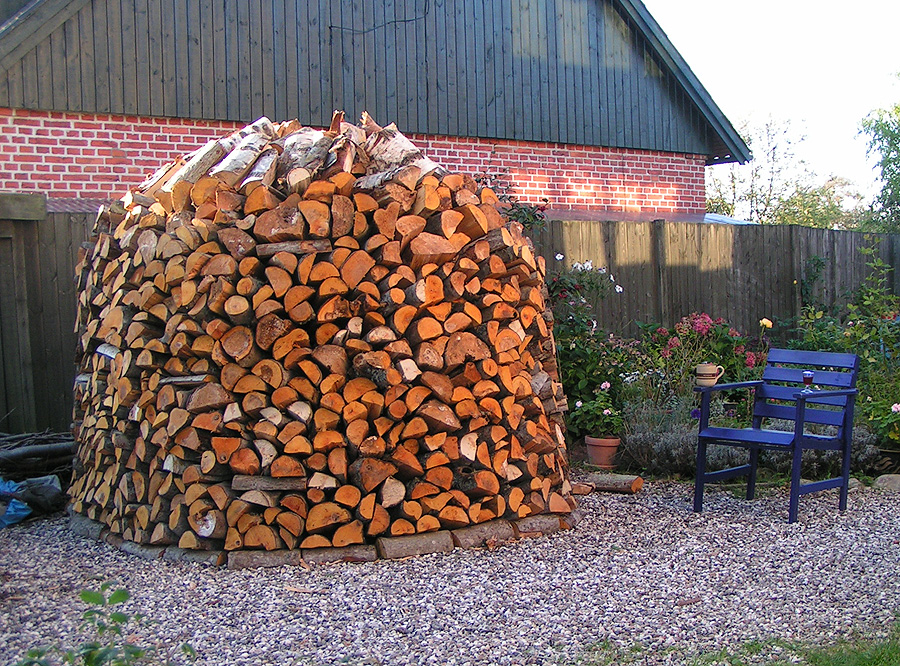 Firewood-pile_Br%C3%A6ndestabel.jpg