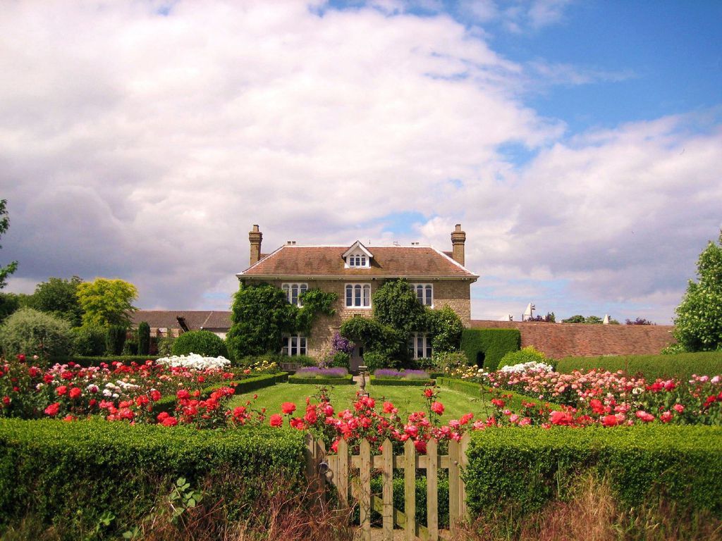 foto-de-linda-fachada-de-casa-rustica-con-jardin-y-rosas.jpg