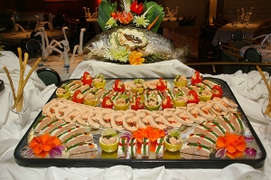 Foto11Cruceros._Surtido_de_canapes_en_buffet_libre_de_Pullmantur.jpg
