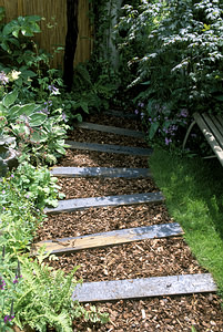garden%20path%20-%20chipped%20bark%20and%20railway%20sleepers.jpg