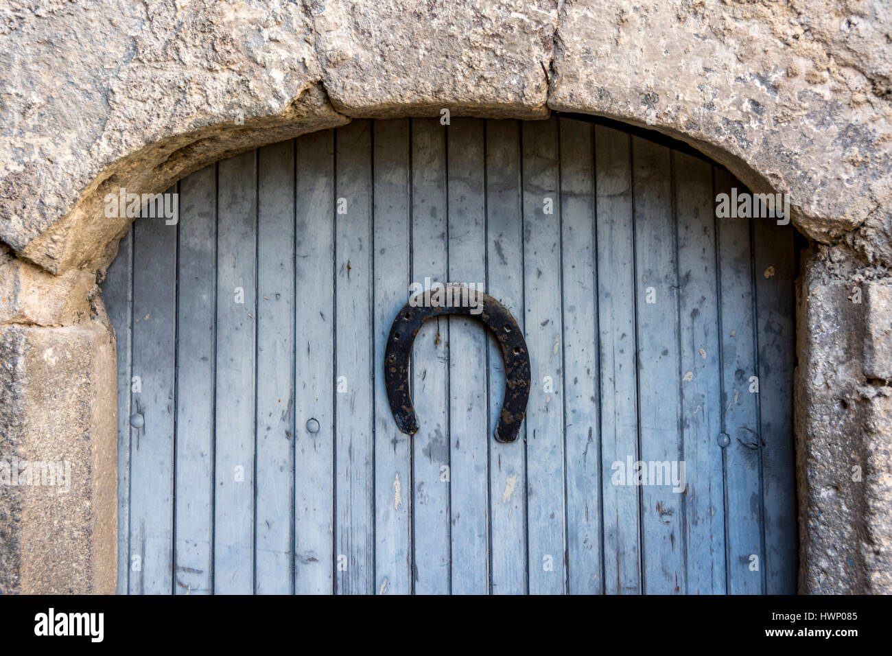 herradura-afortunada-en-una-puerta-de-madera-auvernia-francia-hwp085.jpg