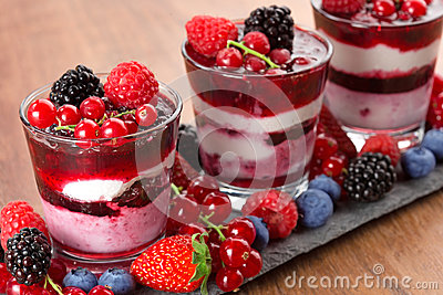 iced-pos%C3%A9-le-dessert-avec-les-fruits-rouges-55771708.jpg