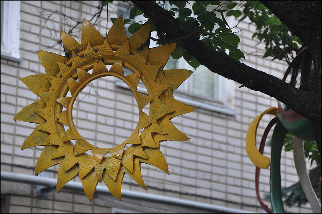 idea+para+decorar+un+parque+infantil+o+jardin+con+neumaticos+reciclados+13.jpg
