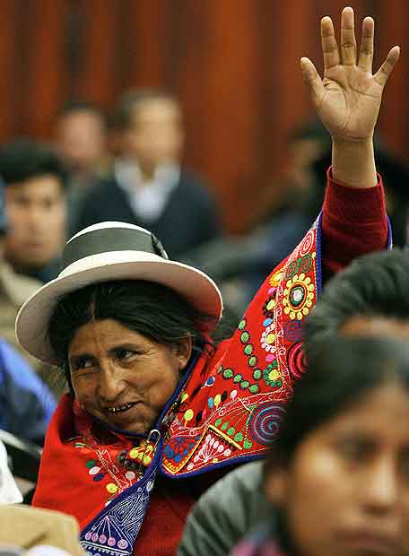 indigena_miembro_Asamblea_Constituyente_levanta_mano_votar_Oruro.jpg