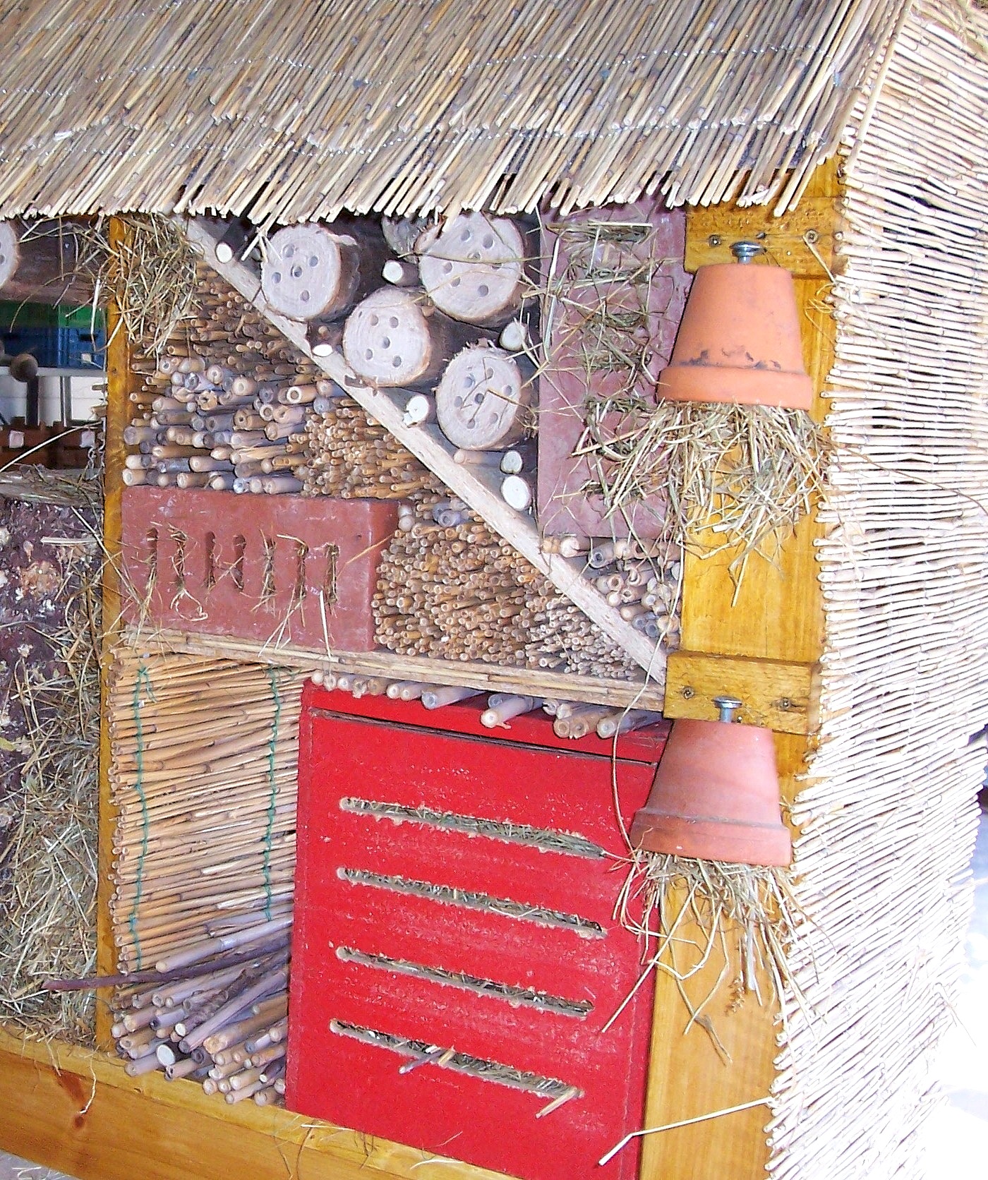 Insektenhotel_Innenausbau_Details.jpg