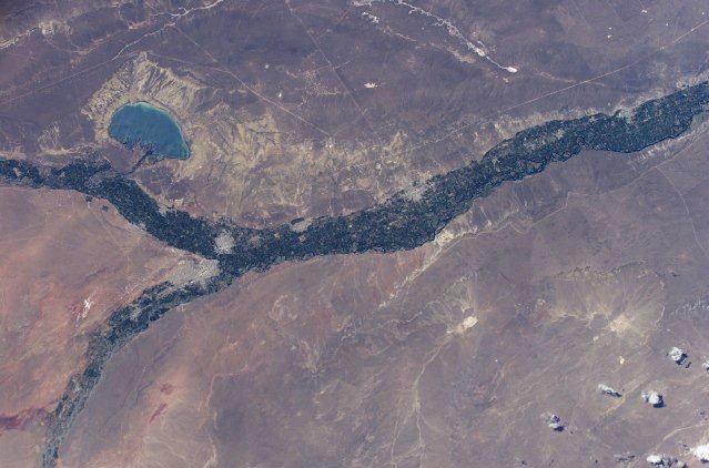 ISS008-E-6023_Pellegrini_Lake%2C_Neuqu%C3%A9n_River.jpg