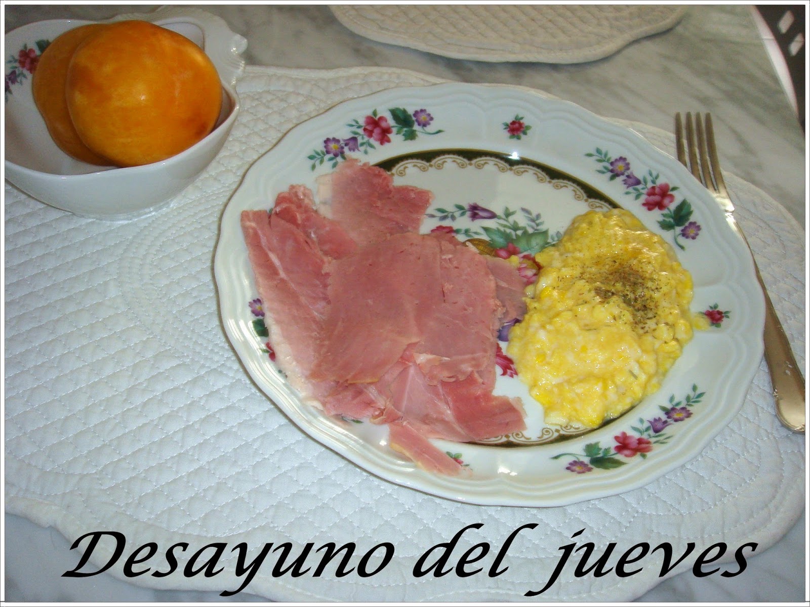 jam%C3%B3n+cocido,+huevos+revueltos+y+ciruelas.JPG