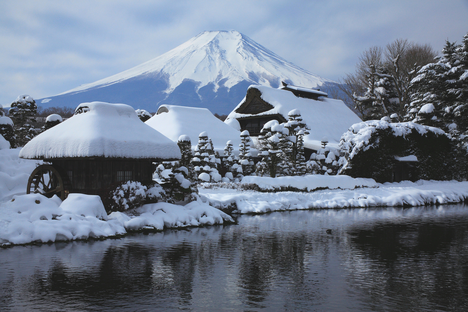 Japan-www.istockphoto.com_gb_photo_oshino-hakkai-and-mt-fuji-gm665878422-121391307-paylessimages.jpg