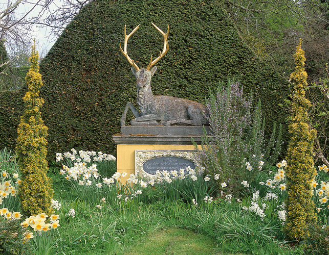 Jardines_ingleses_The_Laskett_domeschic1.jpg