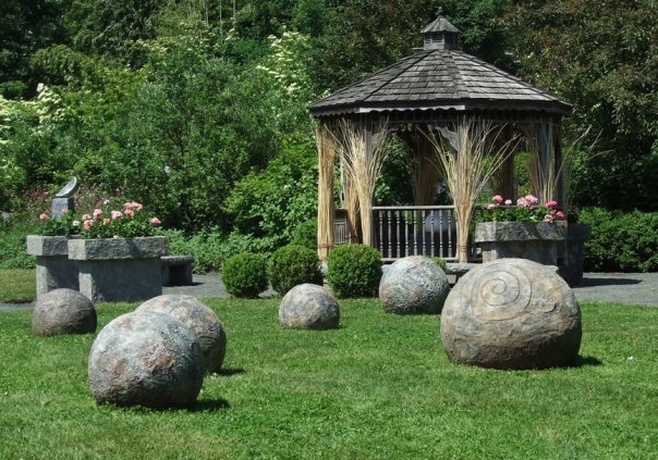 kk-_Moon_Obelisk_n_spheres.12964558_std.jpg