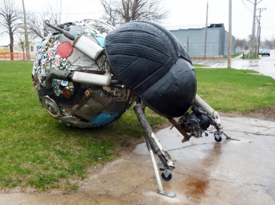 laborate-to-Create-Giant-Kinetic-Dung-Beetle-from-Scrap-Metal-and-Salvaged-Tires-in-Iowa-537x401.jpg
