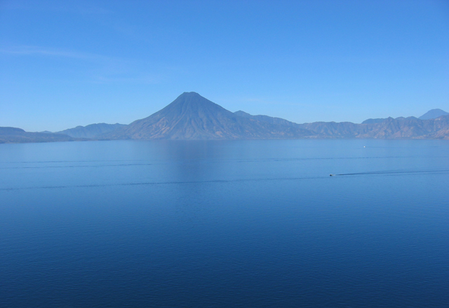 Lago_Atitlan_Azul.jpg