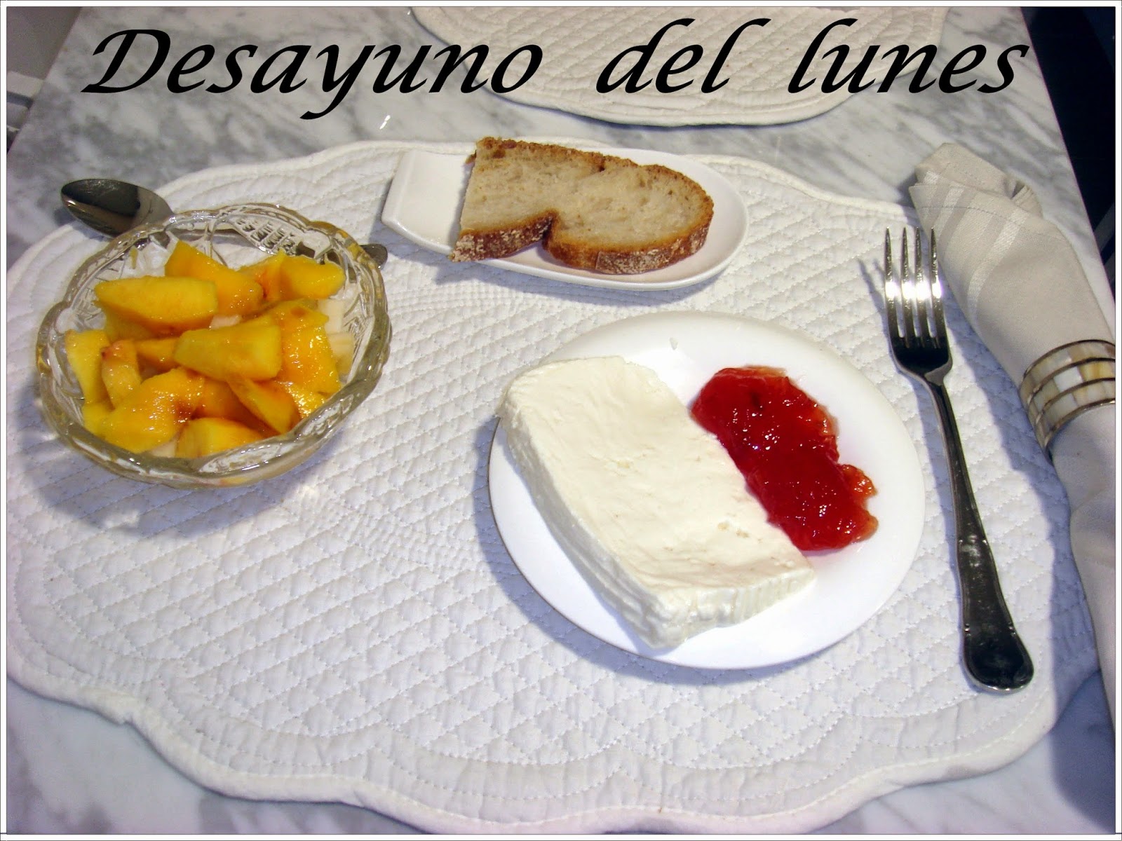 macedonia+de+frutas,+queso+fresco+y+confitura+de+tomate.JPG