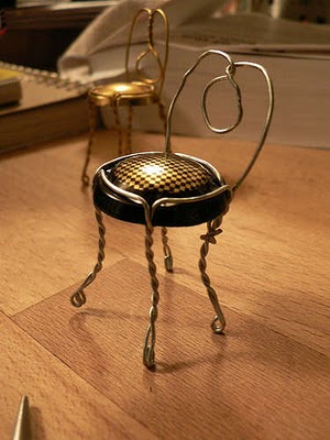 Manualidades-de-reciclado-silla-con-tapas.jpg