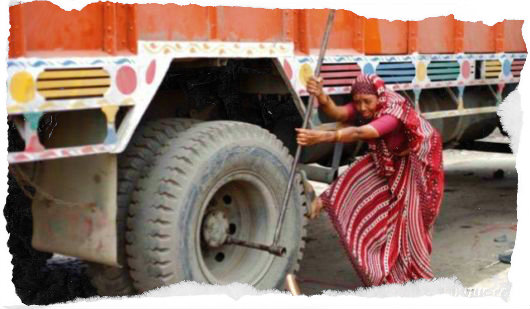 merenguemilengue_india_fotos_curiosas_divertidas_mujer_cambiando_rueda_cami%C3%B3ng.jpg