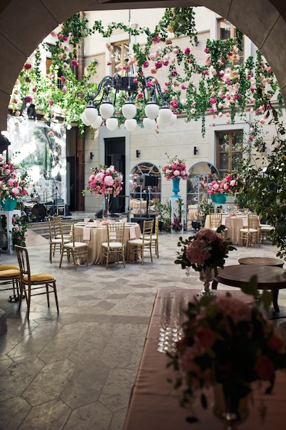 mira-desde-lejos-en-el-patio-trasero-decorado-con-flores-para-la-cena-de-boda_1304-3758.jpg
