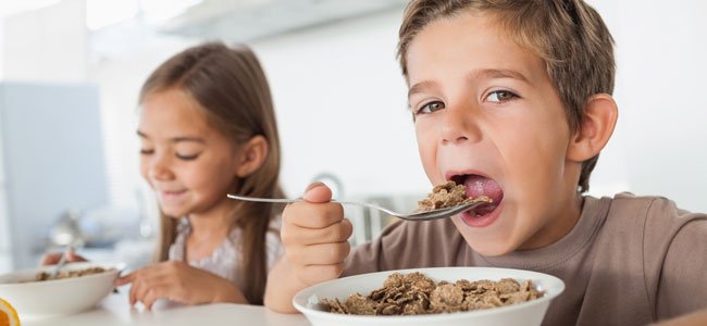 nino-desayuna-cereales-p.jpg
