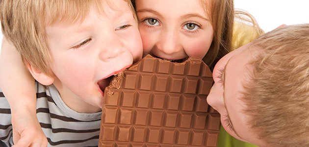 ninos-comen-chocolate-tableta-p.jpg