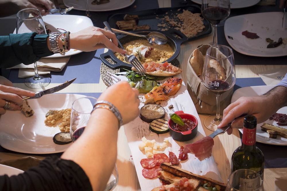 Organizar-cena-amigos.jpg