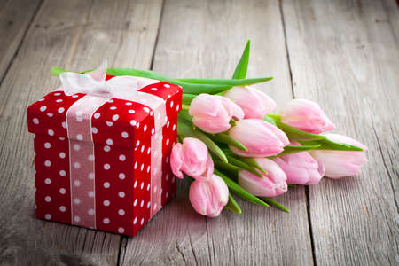 os-tulipanes-con-caja-de-regalo-de-lunares-rojo-dia-de-madres-feliz-la-vida-sigue-romantico-flor.jpg