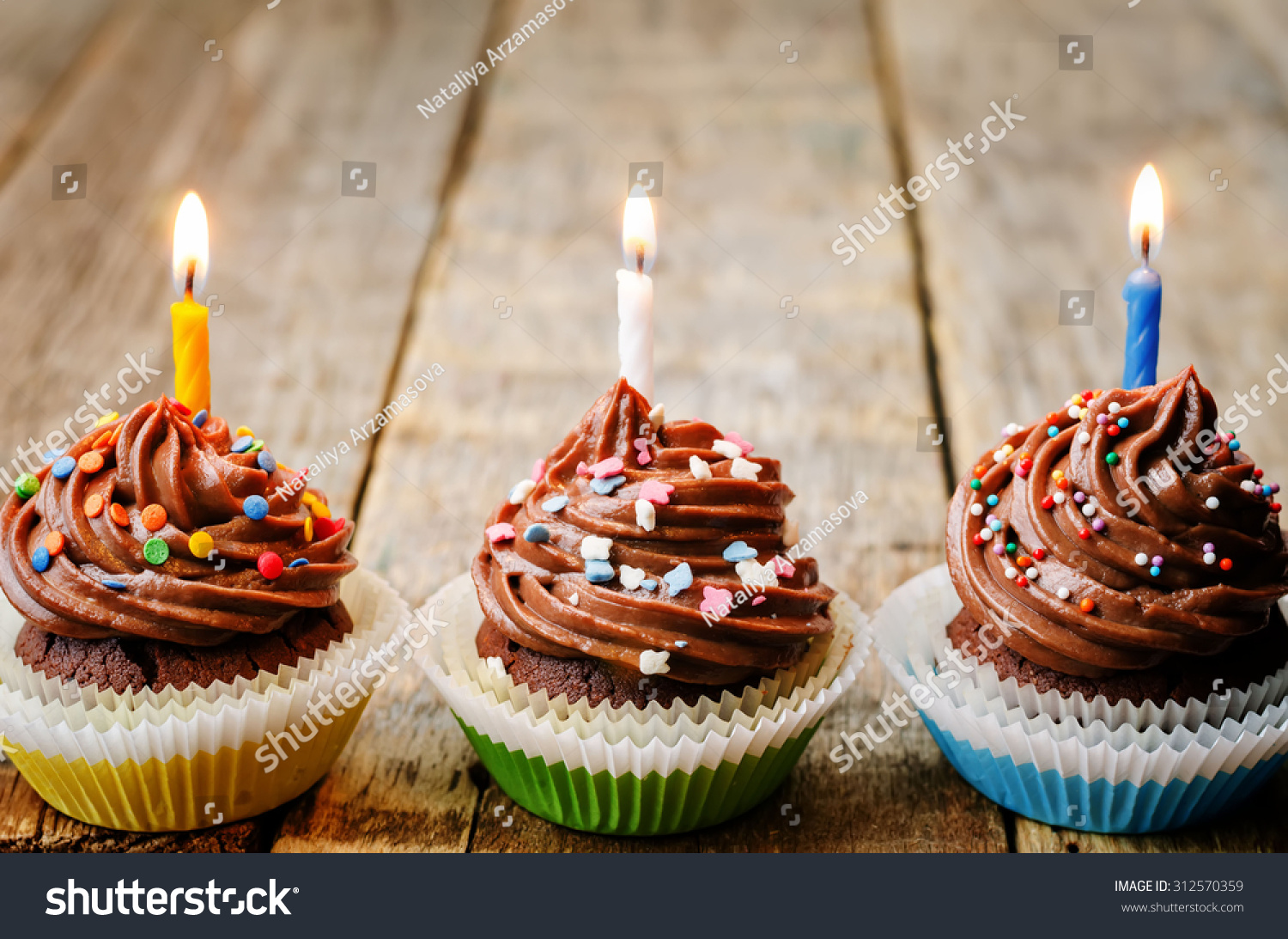 oto-chocolate-cupcakes-with-colorful-sprinkles-with-candles-the-toning-selective-focus-312570359.jpg