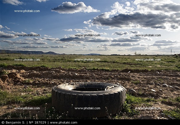 paisaje-con-neumatico-abandonado_187029.jpg