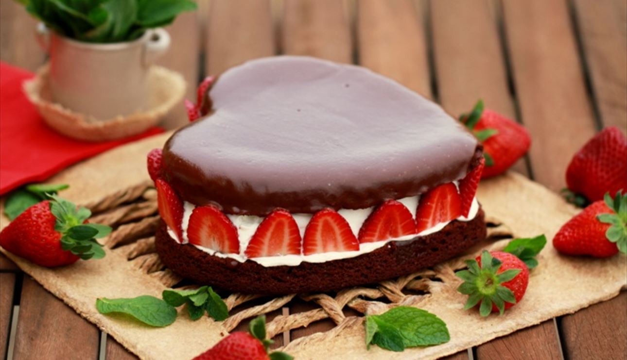 pastel-corazon-de-chocolate-con-nata-y-fresas.jpg