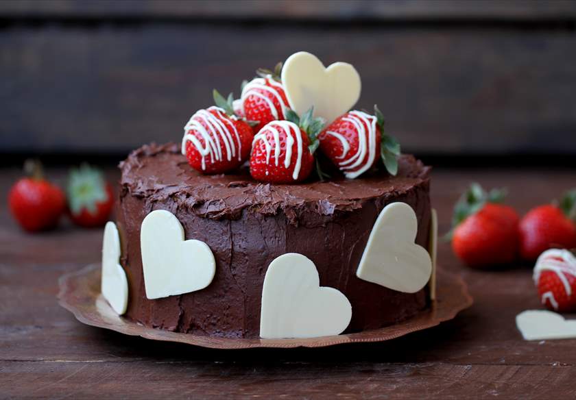 pastel-de-chocolate-y-fresas-con-corazones-de-chocolate-blanco.jpg